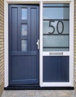 Raamfolie voordeur stoere strepen en huisnummer